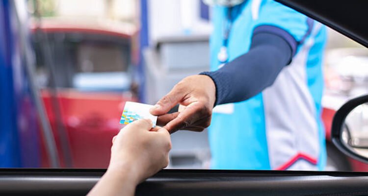 Ilustrasi petugas SPBU/istock