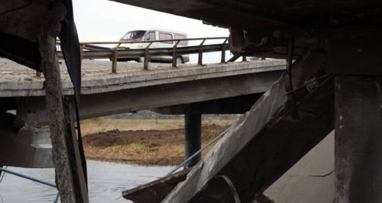 Ilustrasi jembatan rusak/istock