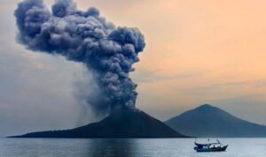 Ilustrasi Gunung Anak Krakatau /istock