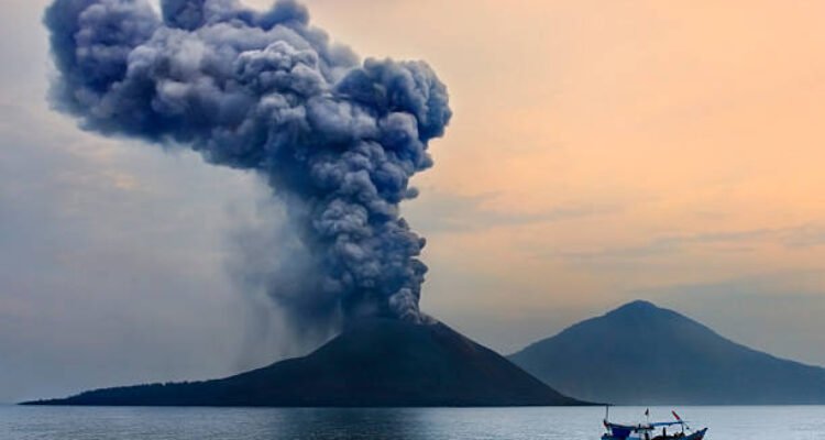 Ilustrasi Gunung Anak Krakatau /istock