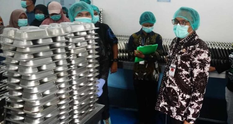 Tinjau SPPG di Pati dan Margorejo, Risma Minta Pengelola Berbenah dalam Seminggu/Humas Pemkab Pati
